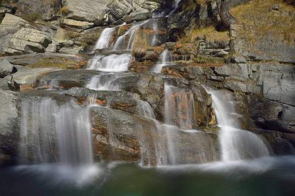 Hegyi Folyó Esik Több Kaszkádok Folyóba Grand Eyvia Gran Paradiso — Stock Fotó