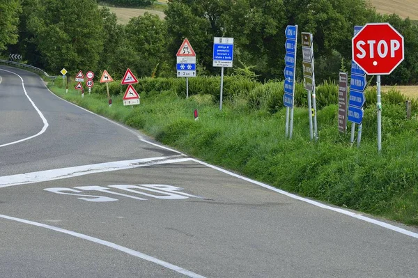 Trafikskyltar Vid Ett Vägskäl Val Orcia Val Orcia Provinsen Siena — Stockfoto