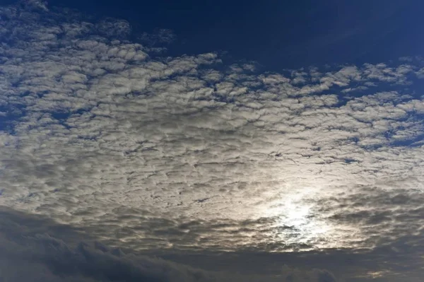 Nuvens Cirrocumulus Com Sol — Fotografia de Stock