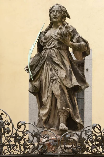愛の女神の彫刻 から1661 レオプランド ヒルマーによって設計 ユスティアブルネン噴水ジャスティア ホフ広場 レーゲンスブルク アッパー パラチネート バイエルン州 — ストック写真