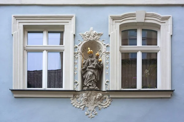 Святая Скульптура Мадонна Младенцем Иисусом Золотых Коронах Стене Ниши Городского — стоковое фото