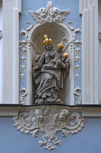 Santa Escultura Virgen Con Niño Jesús Vistiendo Coronas Oro Nicho — Foto de Stock