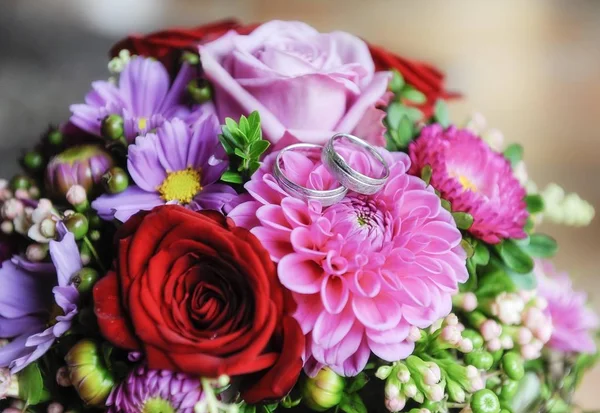 Fedi Nuziali Bouquet Sposa — Foto Stock