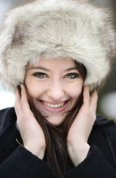 Sorrindo Jovem Mulher Usando Chapéu Pele Retrato — Fotografia de Stock