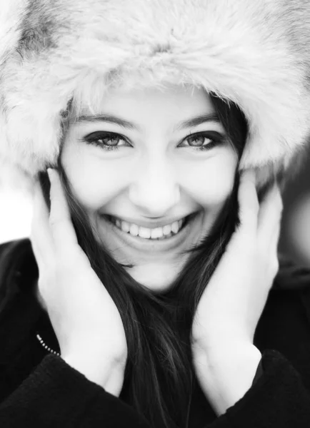 笑容满面的年轻女人戴着毛皮帽 — 图库照片