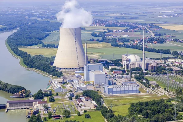 Aerial View Eon Atomerőművek Isar Isar Reaktorépületekkel Hűtőtoronnyal Isar Folyón — Stock Fotó