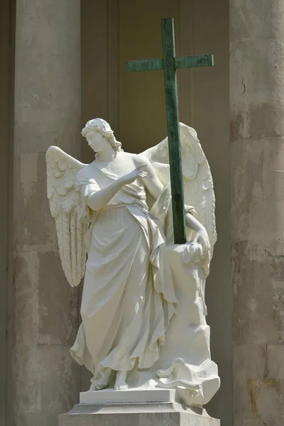 Ange Avec Une Croix Sculpture Église Karlskirche Place Karlsplatz Vienne — Photo