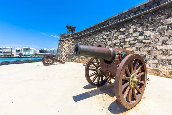 Castillo San Gabriel Arrecife Lanzarote Canary Islands Spain Europe城堡外的旧大炮 — 图库照片