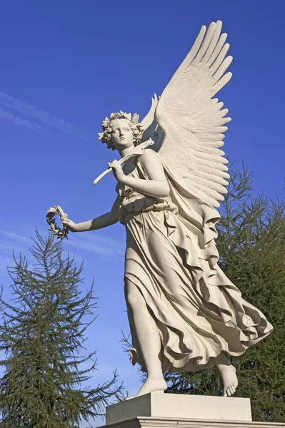 在Schweriner Schloss城堡 Schwerin Mecklenburg Western Pomerania 的宫殿花园中飘扬胜利女神维多利亚雕塑 — 图库照片