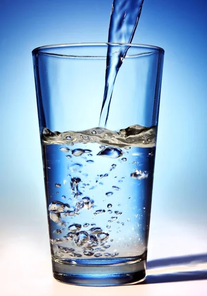 Wasser Wird Ein Glas Gegossen — Stockfoto