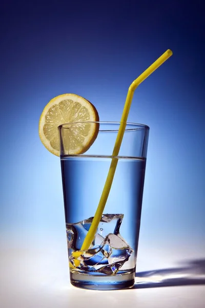 Wasserglas Mit Eiswürfeln Und Zitronenscheibe — Stockfoto