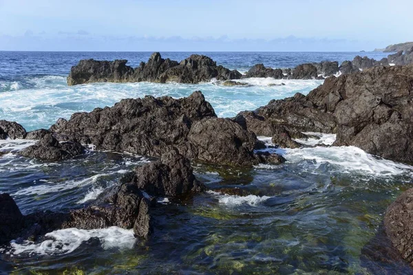 葡萄牙 亚速尔 Faial Ponta Furada附近的岩石海岸线 — 图库照片