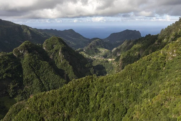 从Ribeiro Frio到北海岸 在葡萄牙马德拉的Faial和Penha Guia或Eagle Rock后面 — 图库照片