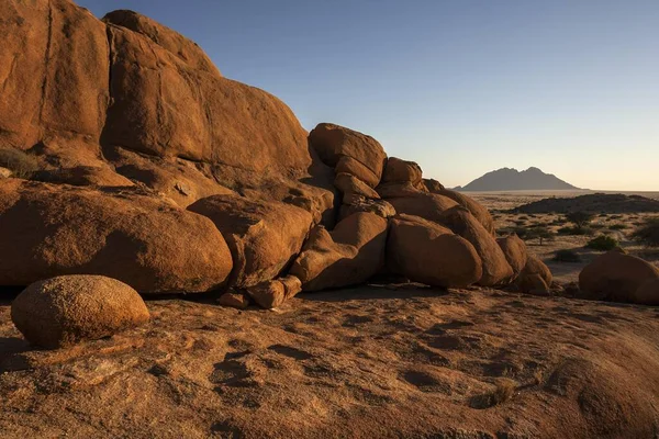 Klif Met Rotsen Bij Spitzkoppe Kleine Spitzkoppe Achter Avondlicht Namibië — Stockfoto