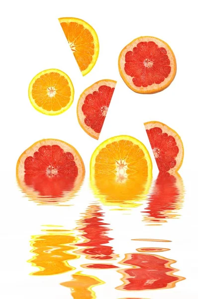 Orangen Und Grapefruitscheiben Mit Spiegelungen Wasser — Stockfoto