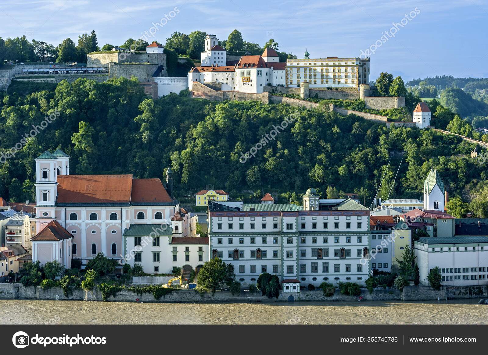 尼德恩堡修道院圣迈克尔耶稣会的veste Oberhaus Fortress在洪水期间淹没了inn河的长廊innkai海滨历史中心passau 下巴伐利亚德国巴伐利亚