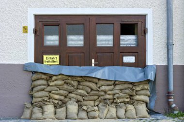 Sel kontrol önlemleri, kum torbaları ve garaj kapısı önünde çelik levhalardan oluşan koruyucu bir duvar, tarihi merkez, Passau, Aşağı Bavyera, Bavyera, Almanya, Avrupa