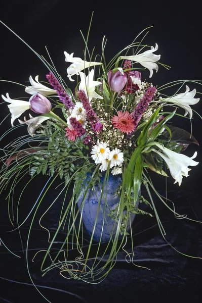Bouquet Flowers Vase Dark Backdrop — Stock Photo, Image