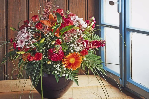 Bouquet Estivo Colorato Vaso Contro Una Parete Legno Vicino Alla — Foto Stock