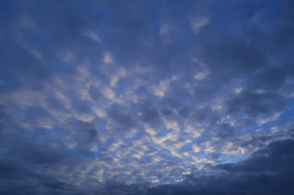 小さなふわふわの雲 円形の丘 — ストック写真