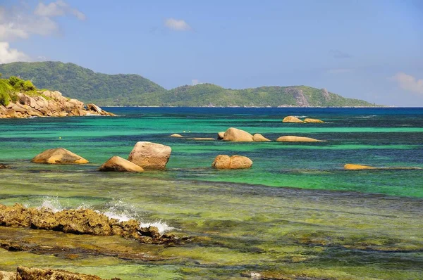 海に大きな岩を持つ海岸 プラスリン島 セーシェル アフリカ — ストック写真