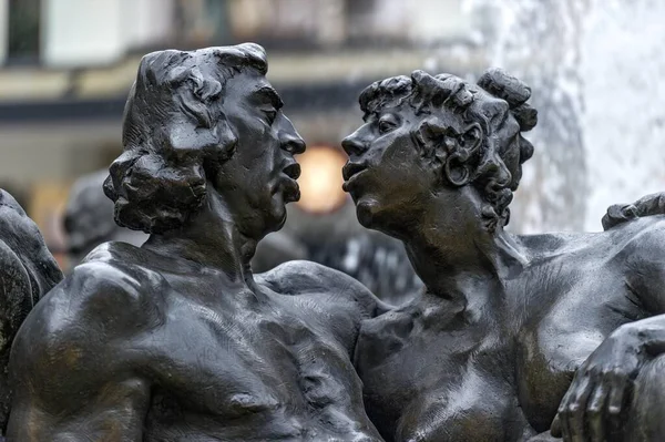 在德国巴伐利亚弗兰科尼亚汉斯萨夏喷泉亲吻情侣雕像 — 图库照片
