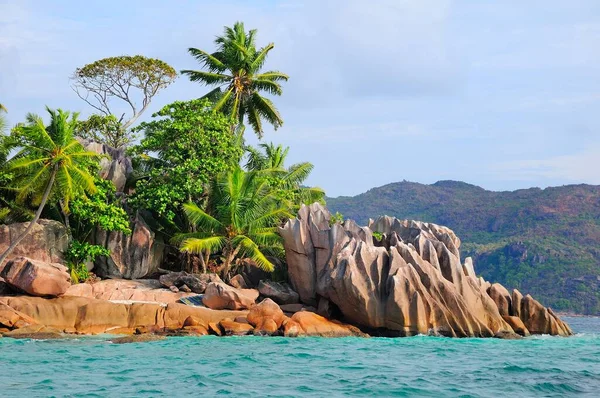 Costa Com Palmeiras Rochas Erodidas Ilha Curieuse Perto Ilha Praslin — Fotografia de Stock
