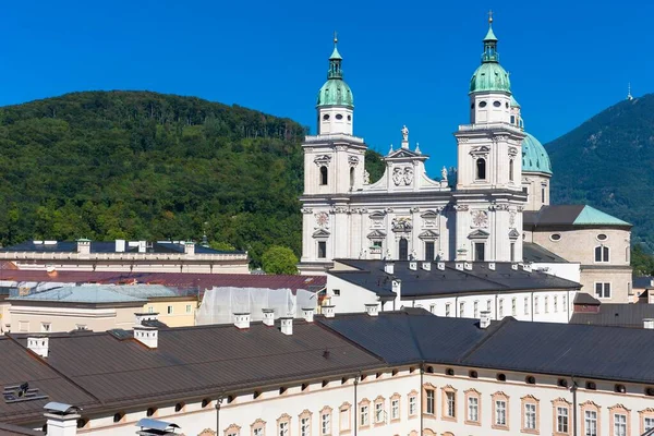 奥地利萨尔茨堡州萨尔茨堡市圣彼得区大教堂和大教堂 — 图库照片