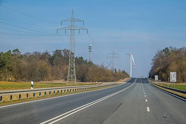 Elektrické Vedení Větrná Turbína Silnice Blízkosti Bad Kissingen Bavorsko Německo — Stock fotografie