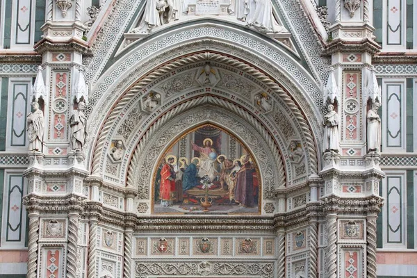サンタ マリア フィオーレ大聖堂 フィレンツェ大聖堂 ドゥオーモ 入り口と大理石の石のファサード ユネスコ世界遺産 フィレンツェ トスカーナ州 イタリア — ストック写真