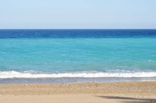 Dalgalar kumsalda açılış