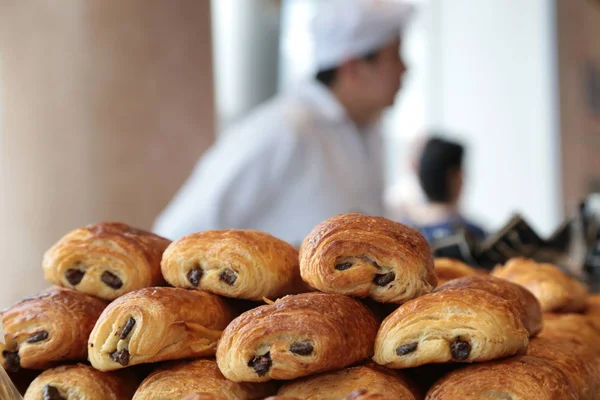 Fırından yeni çıkmış kruvasanlar sokak pazarında Satılık Çikolata dolgulu