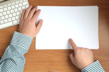 İş adamı el işaret parmağı belge, kağıt