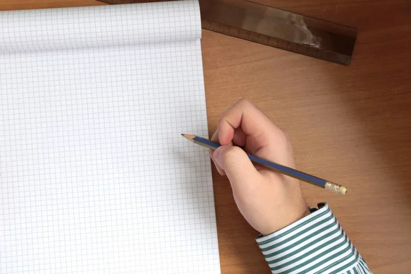 Adam el kitap bir kafes içinde yazılı kalem ile çalışma