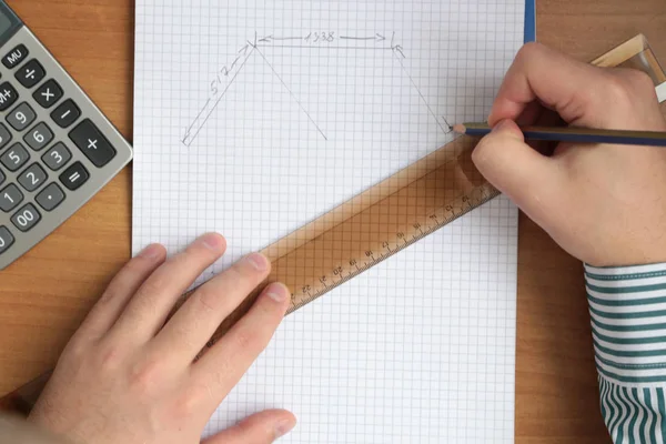 Ahşap masa üzerinde bir kafese yaptırın 