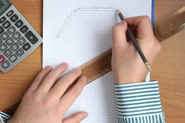 Ahşap masa üzerinde bir kafese yaptırın 