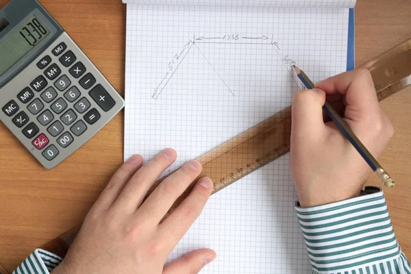 Ahşap masa üzerinde bir kafese yaptırın 