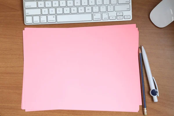Ροζ λευκό χαρτί στυλό μολύβι ποντίκι και πληκτρολόγιο — Φωτογραφία Αρχείου