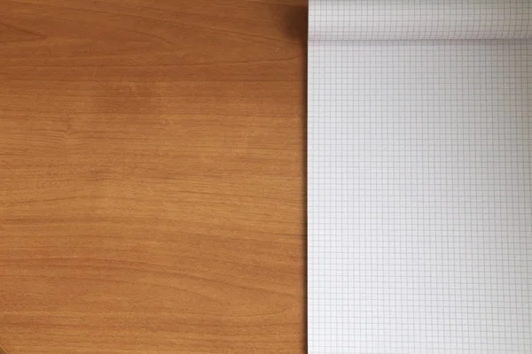 Ahşap masa üzerinde bir kafese yaptırın 