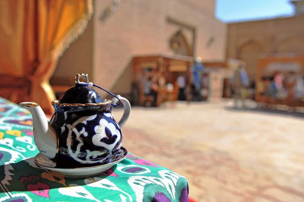 Khiva: teapot in uzbek teahouse — Stock Photo, Image