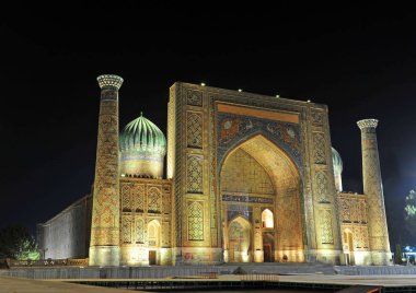 Samarkand: gece görünümü Registan topluluğu