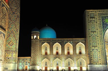 Samarkand: gece görünümü Registan topluluğu