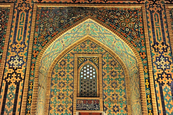 Samarkand: ingang van madrasah per nacht — Stockfoto