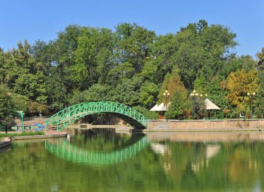 Taşkent: Kanal yeşil metal köprüde