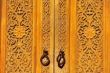 Samarkand: geleneksel desenli ahşap kapılar