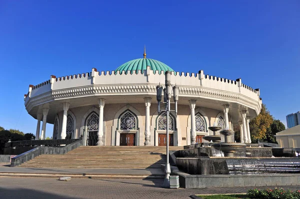 Tashkent: round shape building with traditional ornament