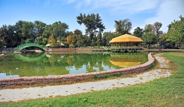 Tashkent: parque da cidade com um canal e caminho — Fotografia de Stock