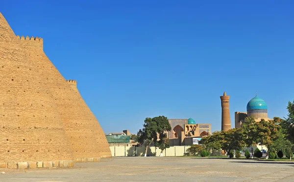 Bujará: fortaleza y mezquita con minarete de Kalyan — Foto de Stock