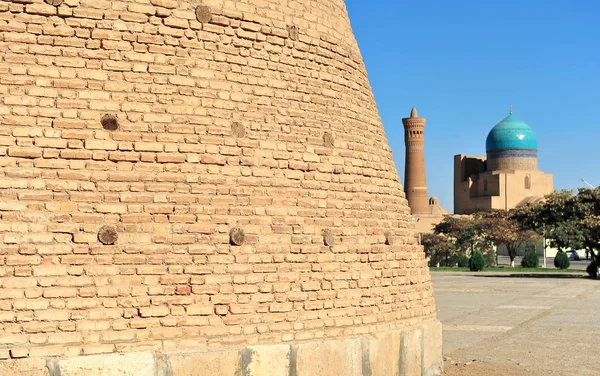 Bujará: mezquita, minarete de Kalyan y fortaleza — Foto de Stock