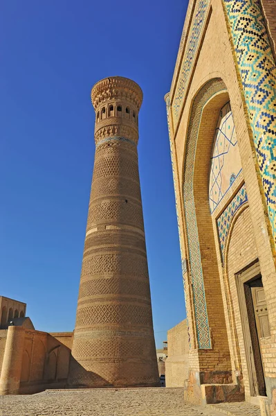 Bujará: Minarete y arco de Kalyan — Foto de Stock